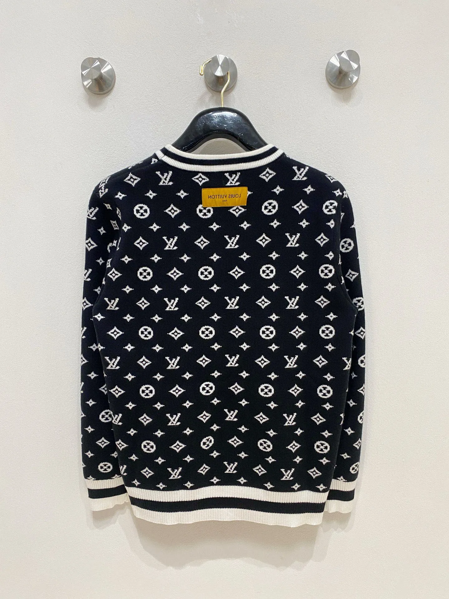 🅿️440 [LV Louis Vuitton] Autumn and winter classic lapel sweater, in full condition! ! ! Wool blended fabric, the latest model in 2025, golden ratio! ! Slim-fitting soft gold, versatile and practical item, the combination and practicality are extremely powerful, simple and elegant, and classy! To create your own style, it is highly recommended to buy it in two colors. The standard slim fit tailoring process is suitable for both young and old men. It is knitted from wool and will not cause any discomfort! While keeping warm, it is stylish, textured and wearable, and the classic logo with contrasting colors on the chest feels in place! ! Recommended for regular customers! ! Size M-3XL (maximum wear: 190 pounds)
